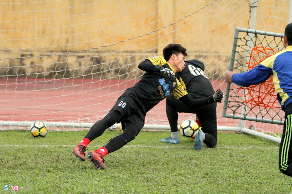 Thủ môn Bùi Tiến Dũng trở lại tập luyện chuẩn bị cho AFC Cup 2018